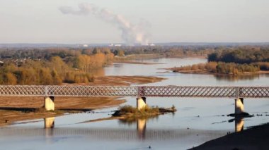 Saumur 'da Pont du Cadre Noir ile Loire nehrinin manzarası, Maine-et-Loire bölümü, Batı Fransa