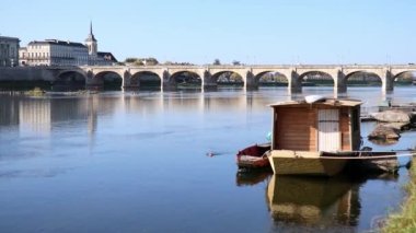 Saumur, Maine-et-Loire, Batı Fransa 'da Cessart köprüsü ile Loire nehrinin manzarası.