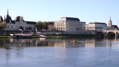 Saumur, Maine-et-Loire, Batı Fransa 'da Cessart köprüsü ile Loire nehrinin manzarası.