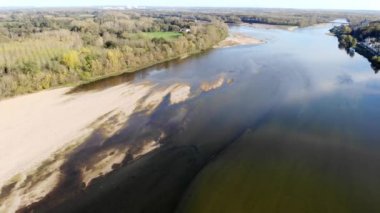 Loire Nehri 'nin Saumur, Maine-et-Loire bölümü yakınlarındaki Vienne nehri ile buluşmasının insansız hava aracı görüntüsü.