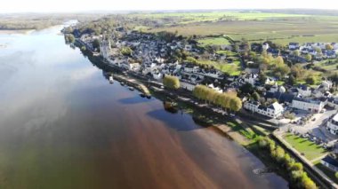 Loire Nehri 'nin Saumur, Maine-et-Loire bölümü yakınlarındaki Vienne nehri ile buluşmasının insansız hava aracı görüntüsü.