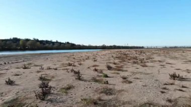 Loire Nehri 'nin Saumur, Maine-et-Loire bölümü yakınlarındaki Vienne nehri ile buluşmasının insansız hava aracı görüntüsü.