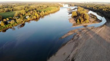 Loire Nehri 'nin Saumur, Maine-et-Loire bölümü yakınlarındaki Vienne nehri ile buluşmasının insansız hava aracı görüntüsü.