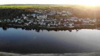 Loire Nehri 'nin Saumur, Maine-et-Loire bölümü yakınlarındaki Vienne nehri ile buluşmasının insansız hava aracı görüntüsü.