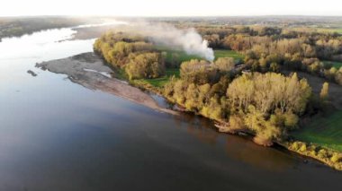 Loire Nehri 'nin Saumur, Maine-et-Loire bölümü yakınlarındaki Vienne nehri ile buluşmasının insansız hava aracı görüntüsü.