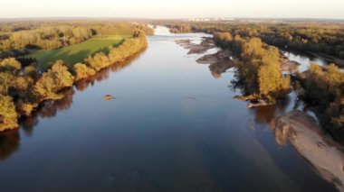 Loire Nehri 'nin Saumur, Maine-et-Loire bölümü yakınlarındaki Vienne nehri ile buluşmasının insansız hava aracı görüntüsü.
