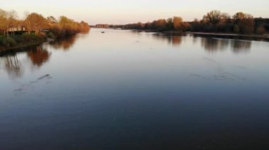 Loire Nehri 'nin Saumur, Maine-et-Loire bölümü yakınlarındaki Vienne nehri ile buluşmasının insansız hava aracı görüntüsü.