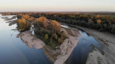 Loire Nehri 'nin Saumur, Maine-et-Loire bölümü yakınlarındaki Vienne nehri ile buluşmasının insansız hava aracı görüntüsü.