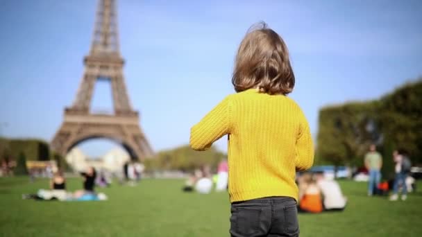 Adorabile Ragazza Età Prescolare Felice Che Indica Torre Eiffel Parigi — Video Stock