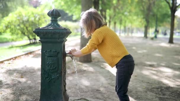 Rozkošná Školačka Myje Ruce Parku Paříži Francii Šťastné Dítě Procházející — Stock video
