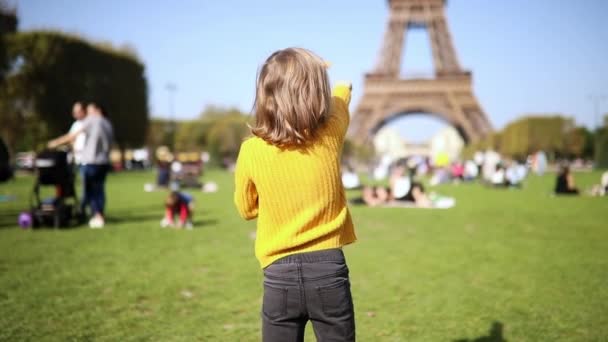 Adorable Niña Preescolar Feliz Apuntando Torre Eiffel París Francia Viajar — Vídeo de stock