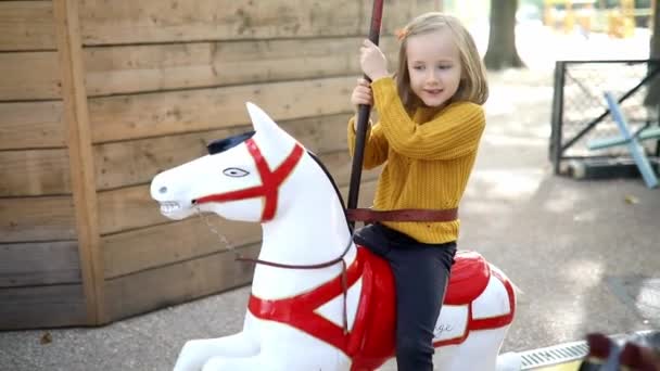 Adorable Niña Edad Preescolar Caballo Carrusel Tradicional Parisino Vintage Donde — Vídeos de Stock