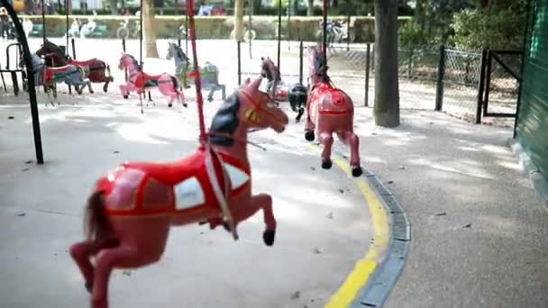 Лошади Традиционной Парижской Винтажной Карусели Детям Приходится Ловить Собирать Металлические — стоковое видео