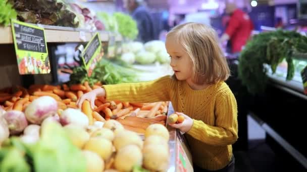 Menina Pré Escolar Adorável Supermercado Selecionando Cenouras Criança Vai Compras — Vídeo de Stock