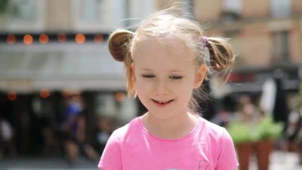 Adorable Niña Edad Preescolar Aire Libre Mostrando Diente Delantero Que — Vídeos de Stock