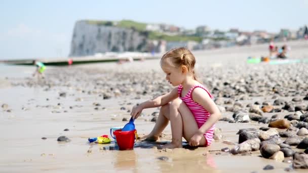 Roztomilé Batole Dívka Hraje Písečné Pláži Pobřeží Atlantiku Bretaň Francie — Stock video