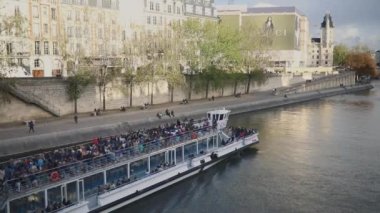 PARIS, FRANCE - 22 Ekim 2023: Paris, Fransa manzarasının tadını çıkaran insanlar