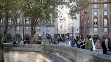PARIS, FRANSA - 22 Ekim 2023: Paris, Fransa 'da Pont Neuf' te yürüyen insanlar