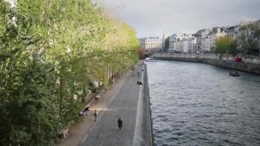 PARIS, FRANCE - 22 Ekim 2023: Paris, Fransa 'daki Seine setlerinde yürüyen insanlar