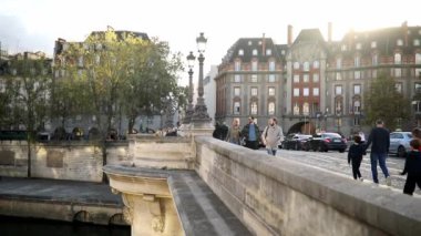PARIS, FRANSA - 22 Ekim 2023: Paris, Fransa 'da Pont Neuf' te yürüyen insanlar