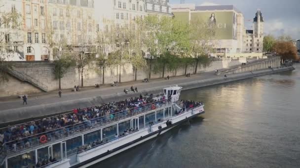 法国巴黎 2023年10月22日 乘坐观光船欣赏法国巴黎风景的人 — 图库视频影像