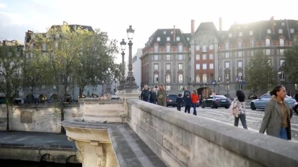 法国巴黎 2023年10月22日 在法国巴黎Pont Neuf上行走的人们 — 图库视频影像