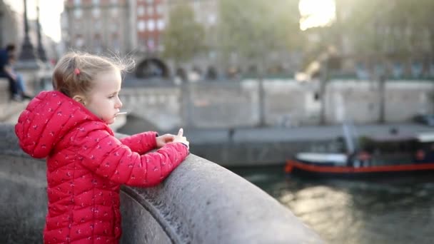 Очаровательная Дошкольница Указывающая Экскурсионные Лодки Плавающие Сене Париже — стоковое видео