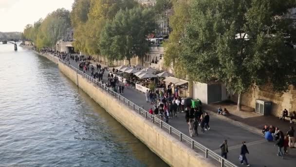 2023年10月22日 在法国巴黎塞纳河堤上行走的人们 — 图库视频影像