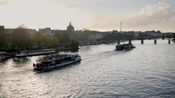 法国巴黎 2023年10月22日 乘坐观光船欣赏法国巴黎风景的人 — 图库视频影像