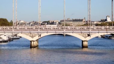 Austerlitz viyadükünün Paris, Fransa 'daki Seine nehri üzerindeki manzarası