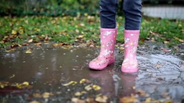 Dítě Růžových Holínkách Jednorožci Skákající Kaluži Podzim Školačka Baví Vodou — Stock video