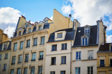 Güneşli bir sonbahar gününde Paris, Fransa 'nın bir caddesinde tarihi binalar