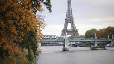 Paris, Fransa 'da güzel bir sonbahar gününde Seine nehrinin üzerindeki Eyfel kulesine manzara
