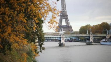 Paris, Fransa 'da güzel bir sonbahar gününde Seine nehrinin üzerindeki Eyfel kulesine manzara