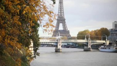 Paris, Fransa 'da güzel bir sonbahar gününde Seine nehrinin üzerindeki Eyfel kulesine manzara