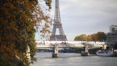 Paris, Fransa 'da güzel bir sonbahar gününde Seine nehrinin üzerindeki Eyfel kulesine manzara