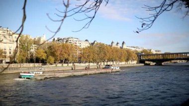 Paris, Fransa 'da bir sonbahar günü Sen Nehri' nde yüzen bir mavna.