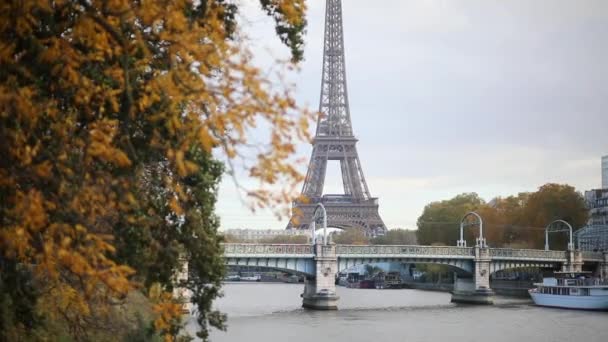 Scénický Pohled Eiffelovu Věž Nad Řekou Seinou Krásného Podzimního Dne — Stock video