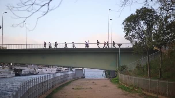 Pessoas Caminhando Ponte Grenelle Início Manhã Vista Ilha Dos Cisnes — Vídeo de Stock