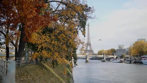 Widok Wieżę Eiffla Nad Sekwaną Piękny Jesienny Dzień Paryżu Francja — Wideo stockowe