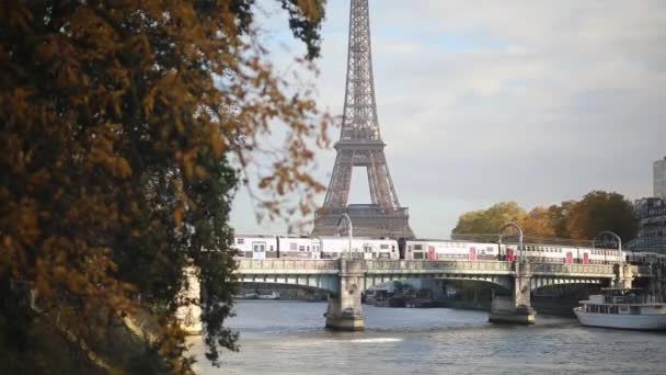 Szcenírozott Kilátás Eiffel Toronyra Szajna Felett Egy Szép Őszi Napon — Stock videók