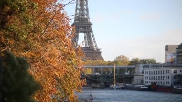 フランス パリの素敵な秋の日にセーヌ川の上のエッフェル塔への景色の眺め — ストック動画