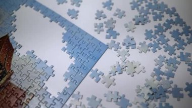 Yapboz oynuyorum. Yapboz parçaları birleştiriliyor. Eğlenceli aile aktivitesi.