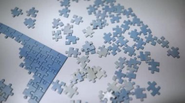 Yapboz oynuyorum. Yapboz parçaları birleştiriliyor. Eğlenceli aile aktivitesi.