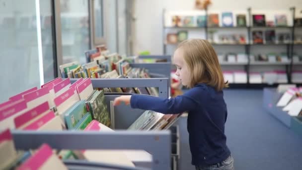 Очаровательная Дошкольница Сидит Полу Городской Библиотеке Читает Книгу — стоковое видео