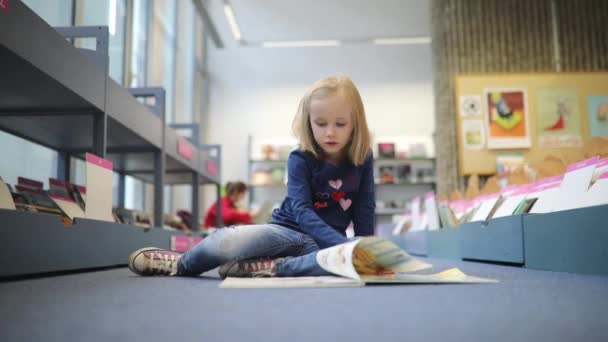 Adorable Niña Edad Preescolar Sentada Suelo Biblioteca Municipal Leyendo Libro — Vídeo de stock