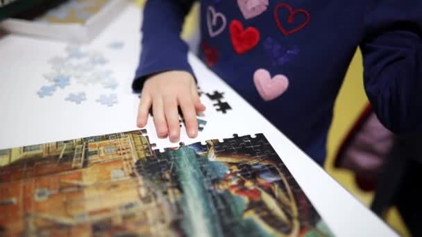 可爱的学龄前女孩玩拼图游戏 连接拼图块的孩子 孩子在拼图拼图家庭休闲活动 — 图库视频影像