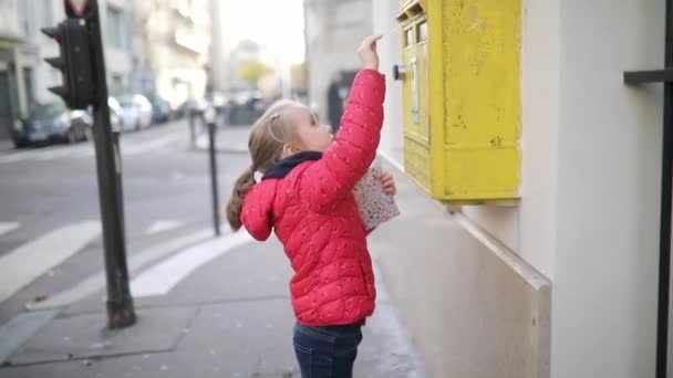 Adorable Niña Preescolar Poniendo Carta Buzón Amarillo Una Calle París — Vídeos de Stock