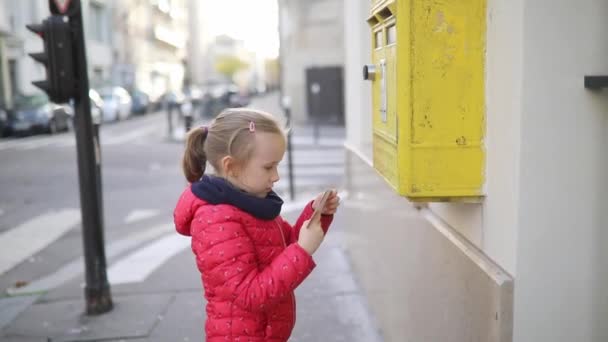 Urocza Przedszkolanka Umieszczająca List Żółtej Skrzynce Pocztowej Ulicy Paryża Francja — Wideo stockowe