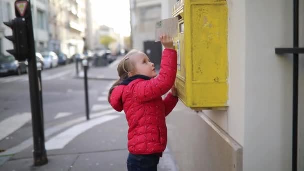 Adorable Niña Preescolar Poniendo Carta Buzón Amarillo Una Calle París — Vídeos de Stock